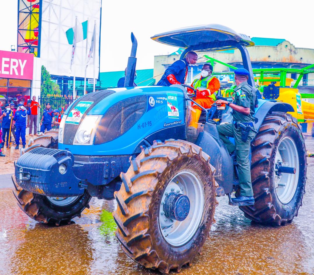 FMWR_Nigeria's tweet photo. #prevention_from_covid19: The Governor of Plateau State @RtHonSBLalong yesterday flagged off #fumigation of street, market, motor parks etc and all the 17 LGAs #PlateauStateGov State. @NCDCgov @SHadamufnse @Fmohnigeria @WaterAidNigeria @WASHNigeria @BODAN70771304 @NewsanPlateau https://t.co/xfqIzl9Ntg