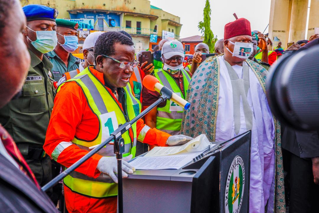 FMWR_Nigeria's tweet photo. #prevention_from_covid19: The Governor of Plateau State @RtHonSBLalong yesterday flagged off #fumigation of street, market, motor parks etc and all the 17 LGAs #PlateauStateGov State. @NCDCgov @SHadamufnse @Fmohnigeria @WaterAidNigeria @WASHNigeria @BODAN70771304 @NewsanPlateau https://t.co/xfqIzl9Ntg