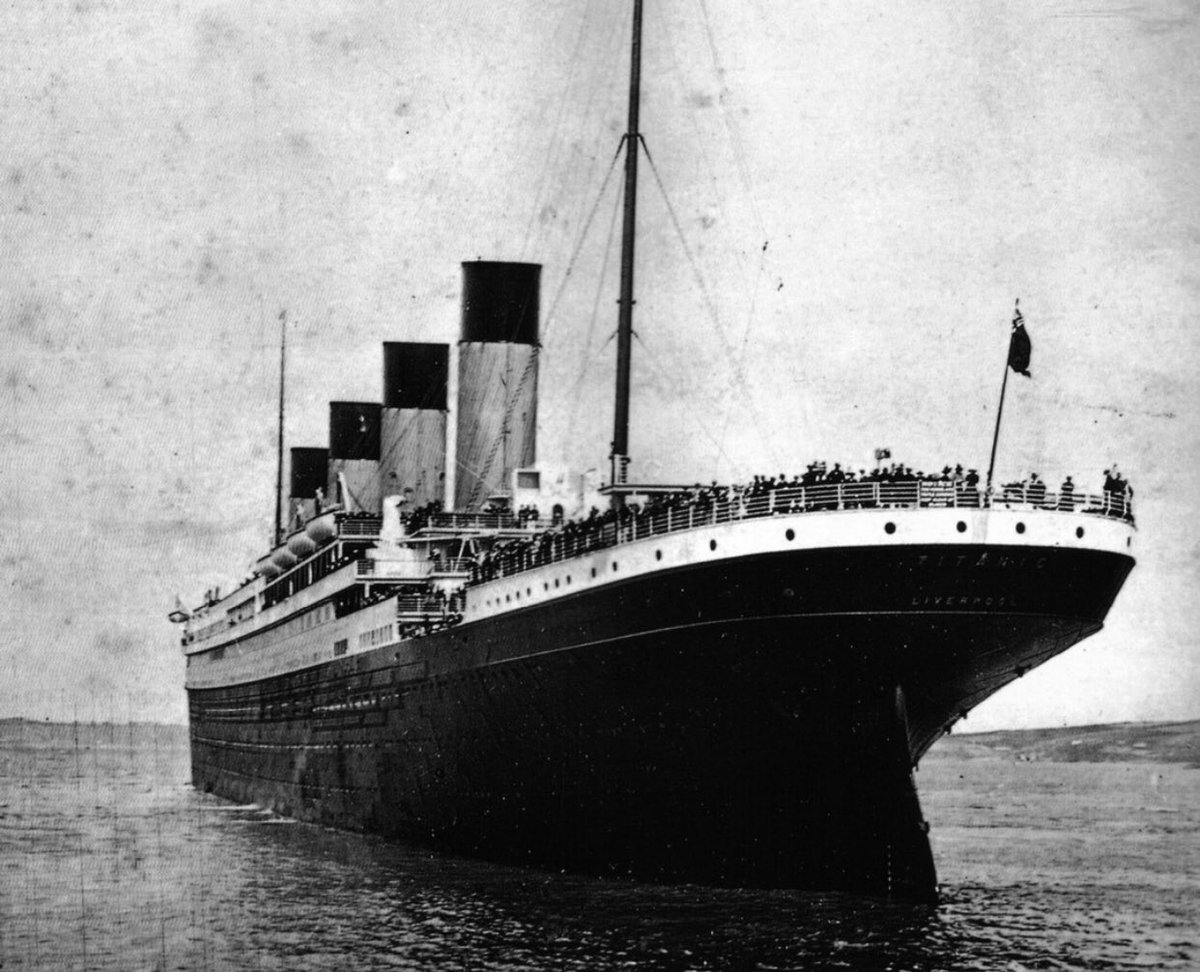 Hari ini, tahun 1912, Titanic berlayar ke samudra lepas. Setelah sebelumnya berlabuh di Cherbourg, Perancis lalu melanjutkan perjalanan ke Queenstown.Tidak seperti di dermaga lain, saat di Cherbourg, Titanic menaikkan penumpang melalui kapal feri kecil.