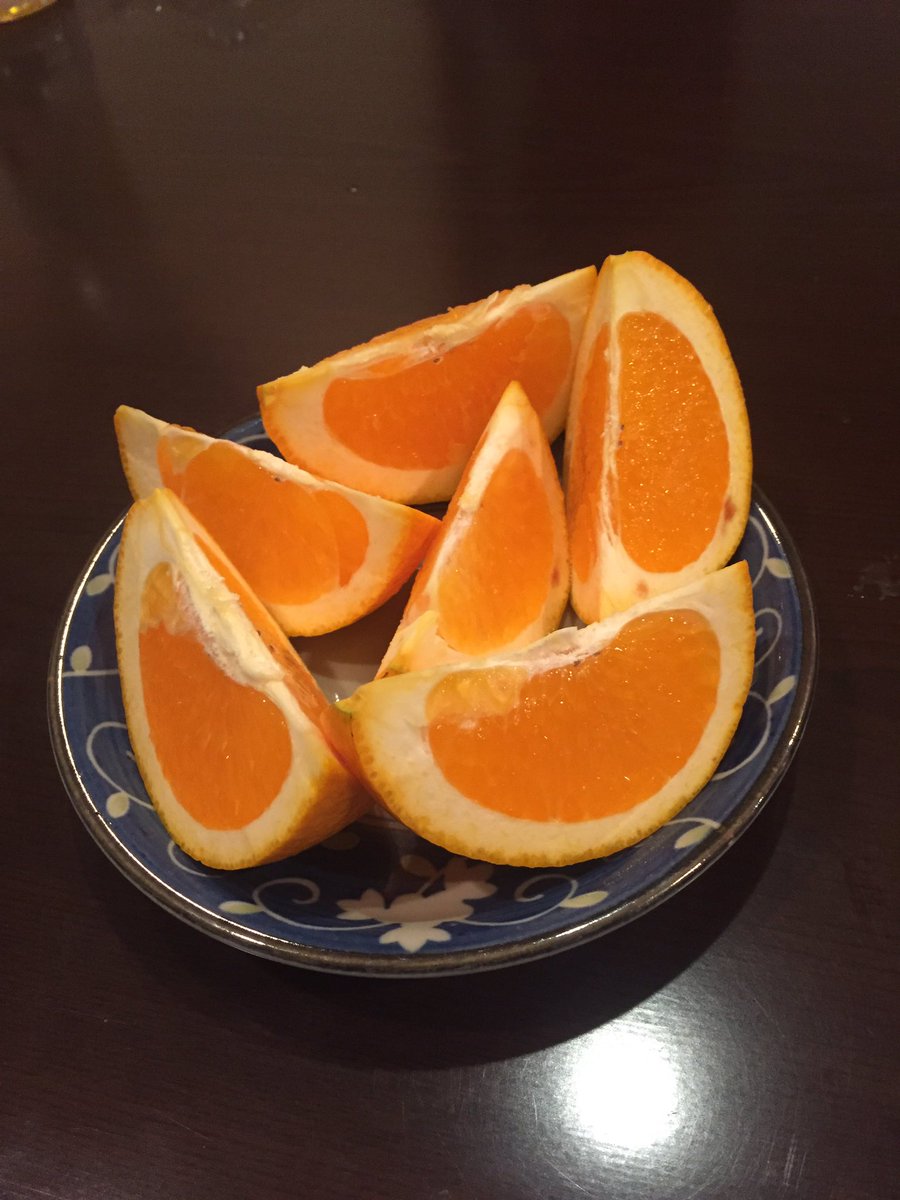 juna_080731's tweet photo. 我が家の庭で出来たミカン🍊
数年前に亡くなった愛犬の骨を埋めた次の年から実をつけるようになりました。なんだか生まれ変わりの様な。。
美味しく頂いちゃいました。 https://t.co/NHlCM8IYsA