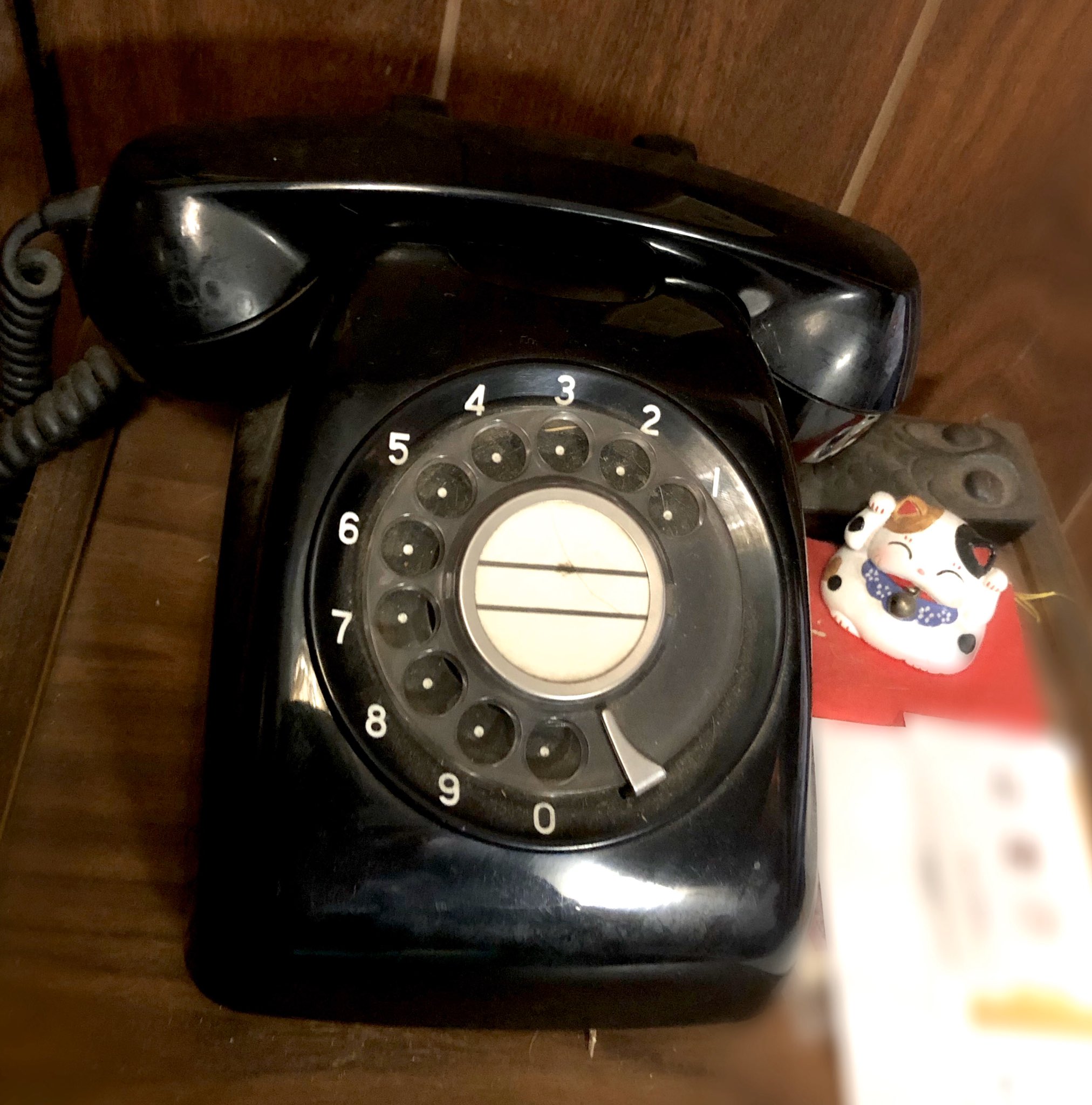 あみっけ 小清水亜美 私の過去に撮った写真を漁っての 本日最後のツイートは 黒電話 お婆ちゃん家でいまだ現役 何十年も普通に使っててずっと壊れないってすごいと思う どうぶつの森でも出てくるから みんなも知ってはいるよね 今時の子は この あみっけ 小清水亜美 私の過去に撮った写真を漁っての 本日最後のツイートは 黒電話 お婆ちゃん家でいまだ現役 何十年も普通に使っててずっと壊れないってすごいと思う どうぶつの森でも出てくるから みんなも知ってはいるよね 今時の子は この