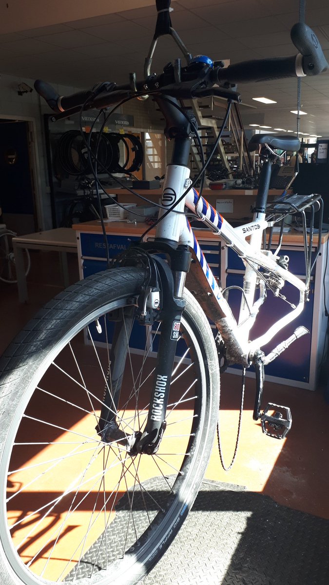 WA_Urk_oudedorp's tweet photo. Goeie service van @bikeshopurk . Ondanks de drukte toch even mijn lekke achterband vervangen. Dank! Zo kan ik weer fietsen deze dagen! https://t.co/WSUouvElAX