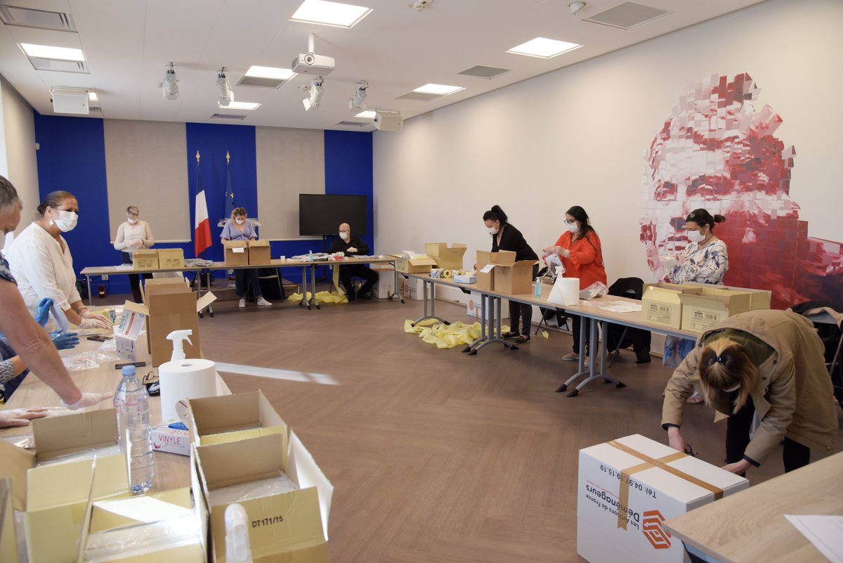 villecannes's tweet photo. 🔴 En direct de la #MairieDeCannes où des agents municipaux bénévoles travaillent sans relâche sur la production des Kits de masques alternatifs de notre Manufacture de Masques En Réseau Cannoise Individuels #MMERCI dont la distribution va débuter.

💡 Rappel des modalités ⤵ https://t.co/JLDTR45ibw