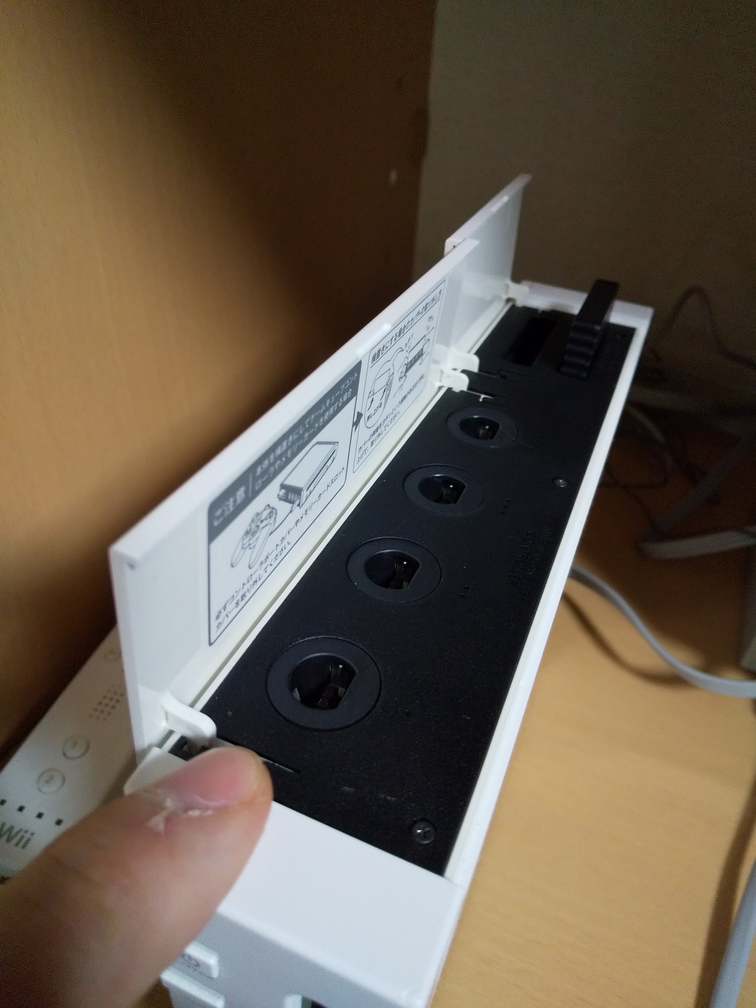 たぬき ゲームキューブのリモコンをwii本体のどこに挿すのか分からずググッたら まだ開けてないところがあるでしょ と意味深なアドバイス ここかぁぁ 4つも挿すところが完備されてた たぬき ゲームキューブのリモコンをwii本体のどこに挿すのか分からずググッたら まだ開けてないところがあるでしょ と意味深なアドバイス ここかぁぁ 4つも挿すところが完備されてた