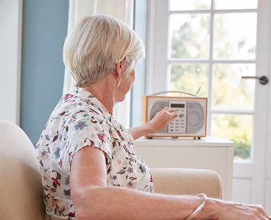 Agevillage's tweet photo. 📻 En cette période de confinement, trois radios s'invitent dans le quotidien des personnes âgées pour apporter leurs ondes positives 👉 https://t.co/gEMA2ZKU6o @ReSante_Vous @FranceAlzheimer #confinementjour26 #seniors https://t.co/60blTzVguZ