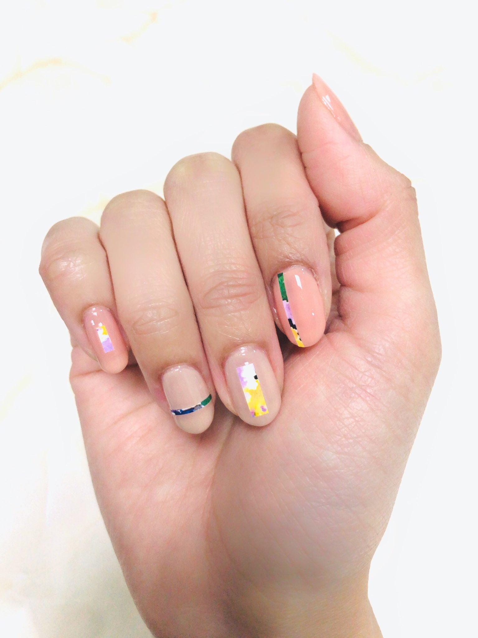 Smoky ネイルブックで見かけたデザインを参考にしてみた 大昔に買ったネイルシール 自分 の爪の形に合わせるのが難しそうで一度も使った事無かったんだけど こういう使い方も良いな 小さいサイズのクラフトパンチでハート型とかも良さそう 加工アプリで