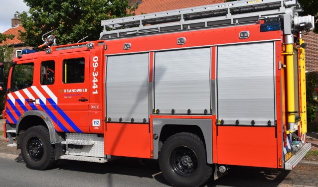 Brand bij woning met rieten kap in Achterveld [ACHTERVELD] De brandweer is zaterdagmiddag uitgerukt voor een brand in de rieten kap van een woning aan de Emelaarseweg in Achterveld.