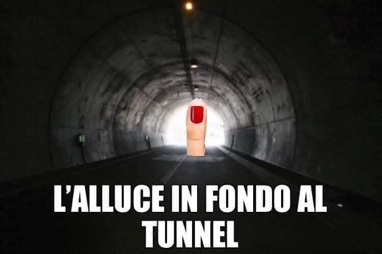 NotevoleA's tweet image. Un po’ di ironia infondo a tanta verità : È l unico smalto ancora intatto . #Shellacfaremo !!!#notevolebeauty