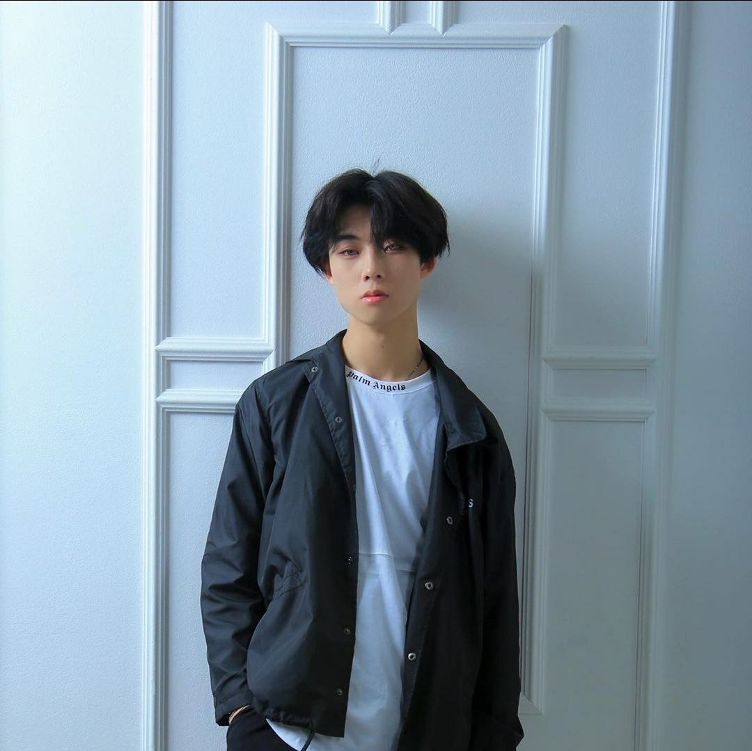 TheNight_twt's tweet photo. БИОГРАФИЯ 3-го участника ❗️
▪️Псевдоним: EREN (Эрен)
▪️Имя: Югай Максим
▪️Позиция в группе: Ведущий вокалист
▪️Возраст: 19
▪️Дата рождения: 05/01/01
▪️Национальность: Кореец
▪️Рост: 180 см
▪️Знак зодиака: Козерог ♑️
▪️Любимый цвет: чёрный 🖤
▪️
#TheNight🌒 #MoonEntertainment🌑 https://t.co/EBYe03oDCa