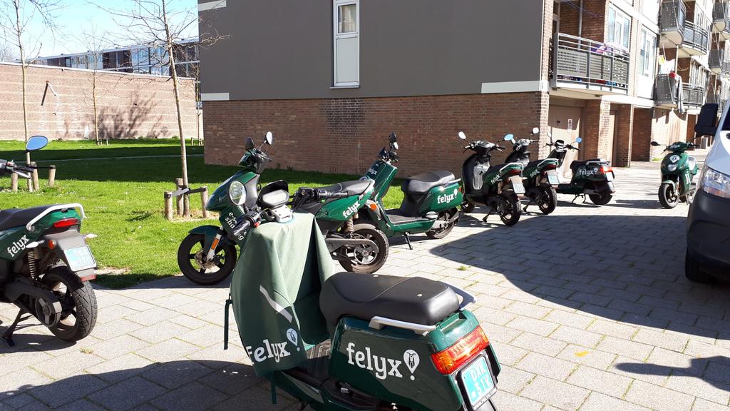 wa_RWilmink's tweet photo. Dag @ridefelyx Het is een beetje druk met jullie scooters aan de #Loderstraat in Rotterdam Schiebroek. Willen jullie wat ruimte maken. Dank namens de bewoners en de wijkagent. https://t.co/Idj7uyoUet
