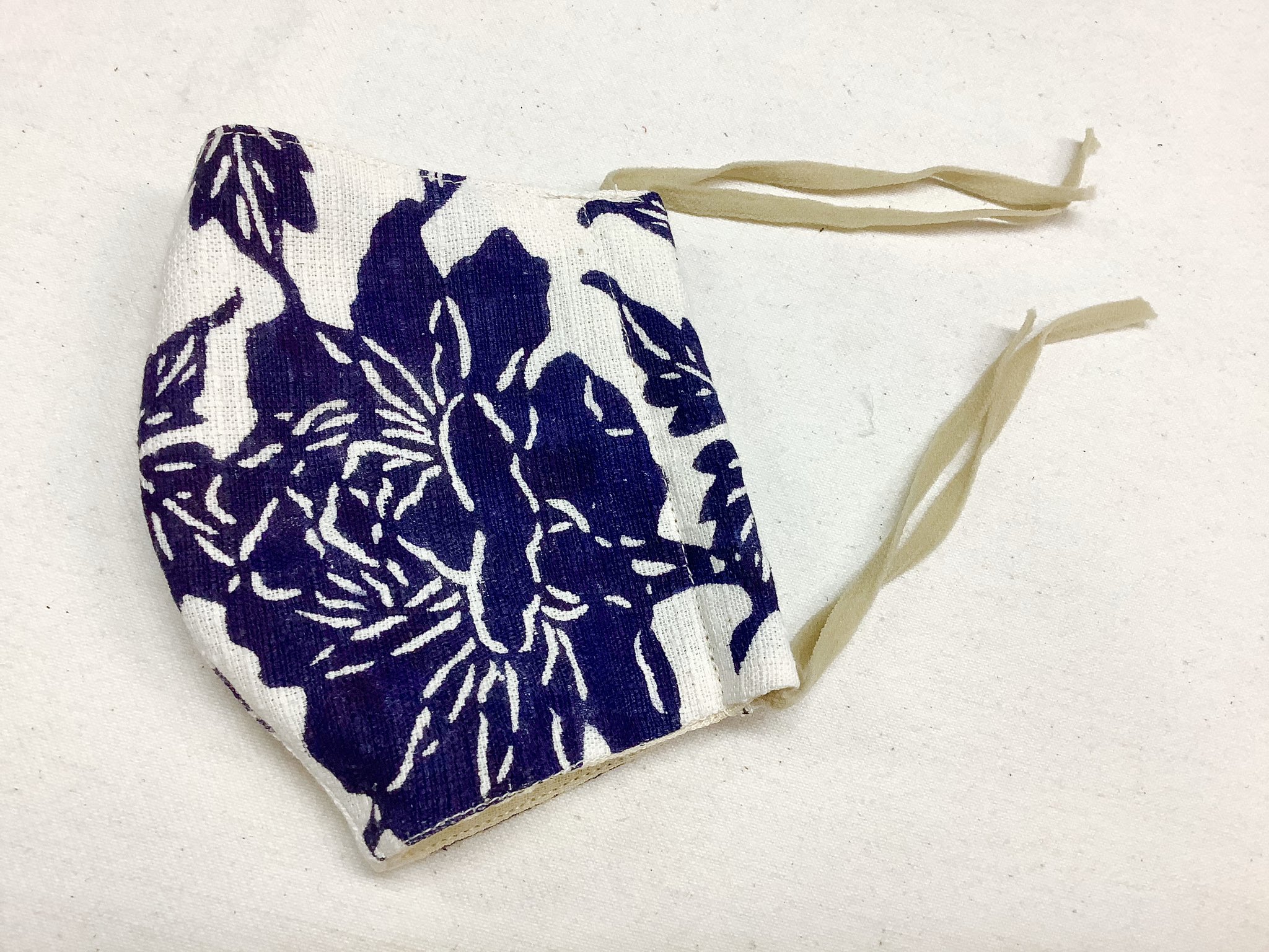 紅型工房びんさと こんばんは 布マスク 染めた生地の余り物で まずは家族の分から 綿の生地に 中の方はガーゼ 作業場にほとんどいるから大丈夫かな と思っていました 姪っ子たちは足りなくなるとのこと 大人用と子供用と 作ります