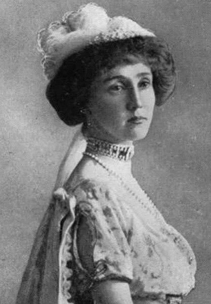 Selain Molly Brown. Ada satu lagi Sosialita sekaligus Filantropis yang ikut di pelayaran perdana Titanic.Noel Leslie, Countess of Rothes.Dia terkenal sebagai Filantropis wanita yg juga ikut secara heroic mendayung sekocinya hingga ditemukan kapal Carpathia.