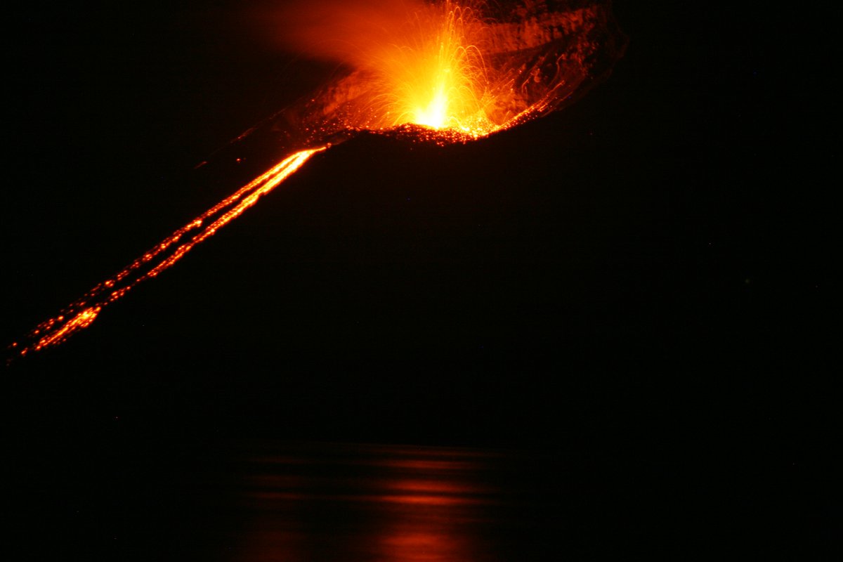 AgenciaTelam's tweet photo. El volcán indonesio Anak Krakatau (hijo del Krakatoa) -que causó la muerte de 439 personas en 2018- entró dos veces en erupción esta madrugada y expulsó nubes de ceniza y humo a más de 500 metros de altura. https://t.co/vQa9FR6Mim