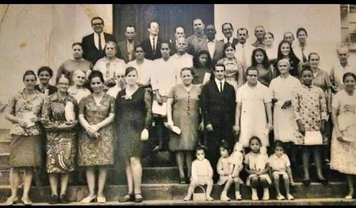 assembleianos_'s tweet photo. Início dos anos 70
Formatura dos cursos de corte e costura, crochê e outros. 
Igreja Evangélica Assembléia de Deus de Passo Fundo RS 
Na foto Pastor Germano Domingos Zucchi e obreiros.

#assembleianos #assembleiadedeus #ieadpeoficial #ieadpe #adbras #adbelem #JesusCristo https://t.co/4unH0AqmsC