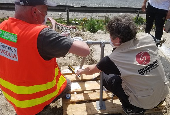 Solidarites_Int's tweet image. #COVIDー19 Pour venir en aide aux plus vulnérables et leur permettre de se laver régulièrement les mains pour faire barrière au virus, nos équipes ont installé des rampes à eau dans plusieurs bidonvilles de #SeineSaintDenis en partenariat avec la @FondationVeolia