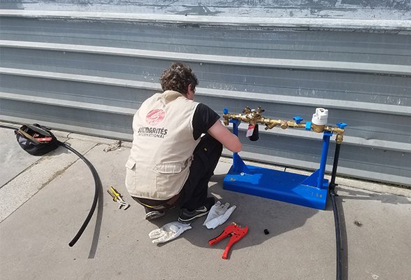 Solidarites_Int's tweet image. #COVIDー19 Pour venir en aide aux plus vulnérables et leur permettre de se laver régulièrement les mains pour faire barrière au virus, nos équipes ont installé des rampes à eau dans plusieurs bidonvilles de #SeineSaintDenis en partenariat avec la @FondationVeolia