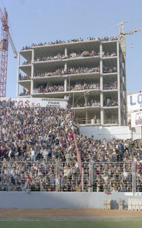 unascensoa2B's tweet photo. 25 de enero de 1981. Real Murcia 1-1 Real Madrid. Lleno absoluto en La Condomina y alrededores.

Ese edificio en obras tuvo que ser desalojado por la policía. No entendemos el porqué. Cumplía con todas las medidas de seguridad. https://t.co/w9Gtv0E8Hq