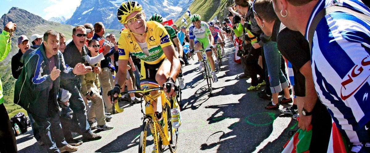 2011. J'étais jeune et Thomas Voeckler est un personnage qui m'a énormément marqué. Il s'empare du maillot jaune presque par hasard en début de Tour. Les favoris l'avaient sous estimé. Il défendra son maillot jusqu'à la dernière goutte de sueur et le cédera dans l'Alpe d'Huez.