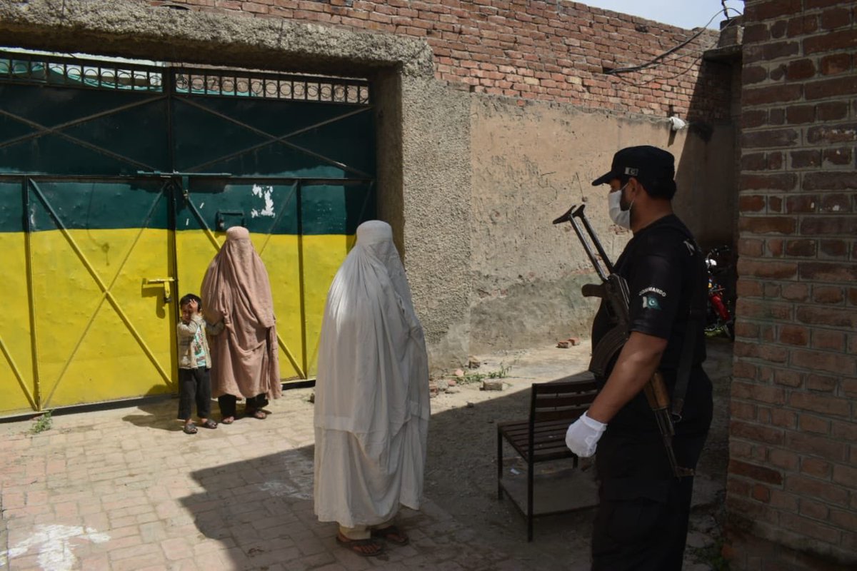 SargodhaDeAwaz's tweet photo. Thanku to all our Doctors, Paramedics, LEAs, First Responders like #1122, #TMAs, #WSSCs who are in the battle field against #COVID19 pandemic 24/7 putting their lives in danger just to make our country Safe ...! 
#CoronaHeroesPK https://t.co/qTxAZFOpW4
