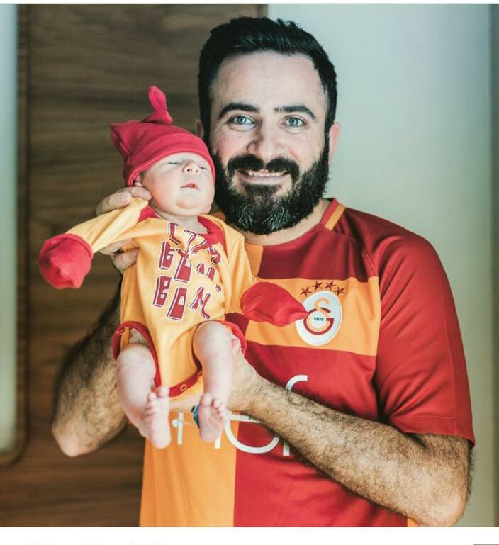 Biz10TV's tweet photo. İstanbul'da 38 yaşındaki eczacı İsmail Durmuş, koronavirüs sebebiyle yaşamını yitirdi. 

Bir süredir yoğun bakımda olan Durmuş’un cenazesinin memleketi Kayseri’de toprağa verileceği belirtildi.

#Eczismaildurmuş https://t.co/v066Sn9P25