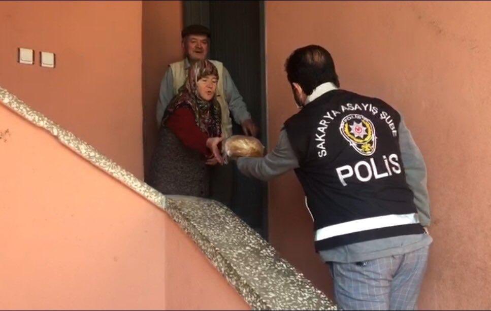 BingolkadA's tweet photo. Sokağa çıkma yasağı olan bölgelerimizde devletimizin ilgili birimleri ekmek dağıtımına devam ediyor. #Devlethalkınınyanında @hayrunnisaavci @TugbaVarolgunes @ERDGN1223KBRA @akkadinbingol https://t.co/3RLk05EPUU