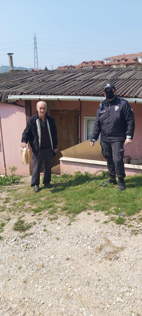 BingolkadA's tweet photo. Sokağa çıkma yasağı olan bölgelerimizde devletimizin ilgili birimleri ekmek dağıtımına devam ediyor. #Devlethalkınınyanında @hayrunnisaavci @TugbaVarolgunes @ERDGN1223KBRA @akkadinbingol https://t.co/3RLk05EPUU
