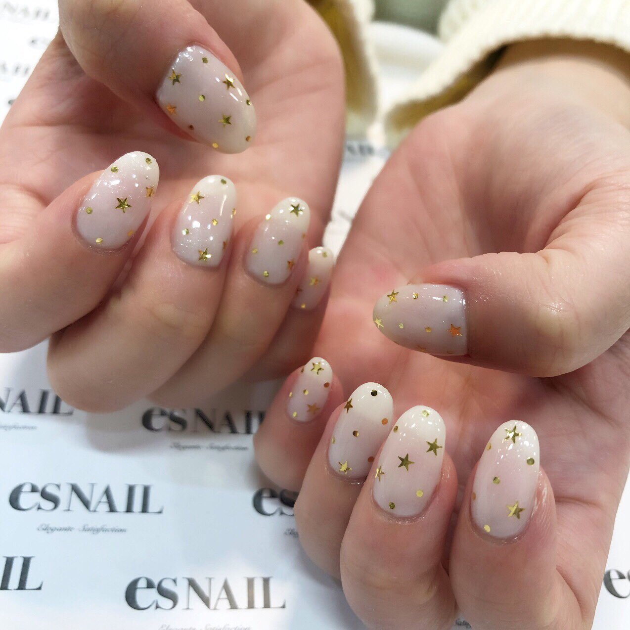 Esnail 名古屋店 Pa Twitter お客様ネイルです シアーホワイトベースにゴールドの星ホロをまぜたランダムドットデザインです Esnail 名古屋店 Pa Twitter お客様ネイルです シアーホワイトベースにゴールドの星ホロをまぜたランダムドットデザインです