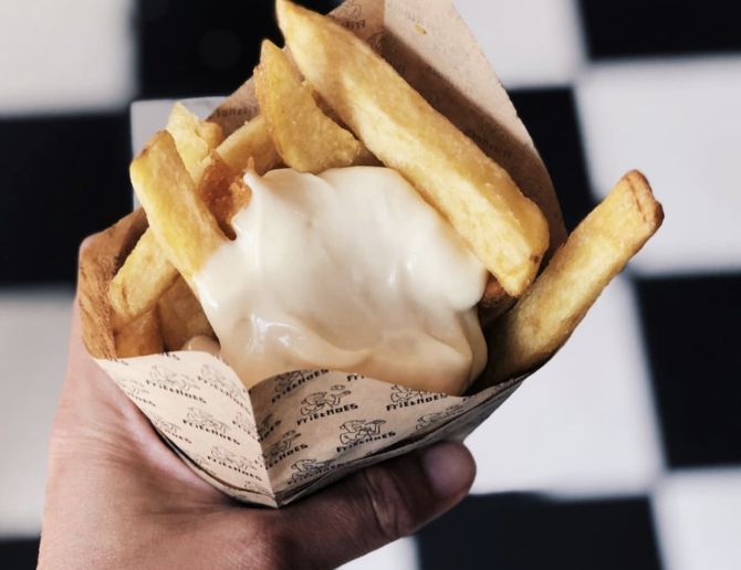 Superhuisvrouw's tweet photo. Biologisch frietje halen met 1.5 m afstand? Het #FrietHoes doet dat met het drive-thru-concept, voorlopig alleen in het week-end: https://t.co/SeKpvoqrtg https://t.co/YQBJHaTxYu