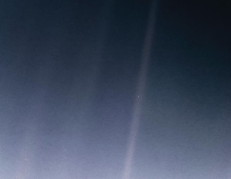 Pale Blue Dot... je retombe sur cette photo de la Terre prise par une sonde spatiale il y a 30 ans. Ça fait réfléchir! #DeveloppementDurable