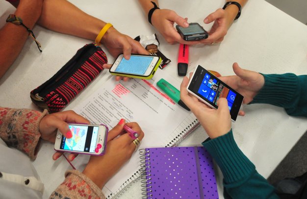 MeridaJoven_org's tweet photo. Los dispositivos móviles se han convertido en un factor indispensable de nuestra vida social.

Pasamos casi el mismo tiempo en línea que interaccionando con otras personas cara a cara.

Ni que decir de la competencia por atención entre nuestros aparatos y personas cercanas. https://t.co/idZJHEtvoS
