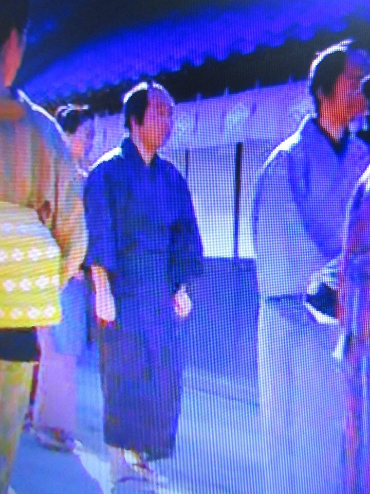 Tbs系ドラマ Jinー仁ー が再放送されるとの事で 私の出演場面 完結編第2話の冒頭 茜 橋本真美 と喜市 伊澤柾樹 から安道名津 あんドーナツ を買う行列に並んでいます ツイレポ