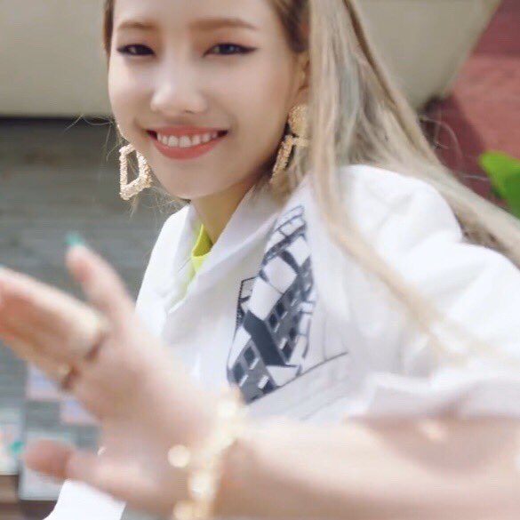 soyeon being girlfriend material : a needed thread <3