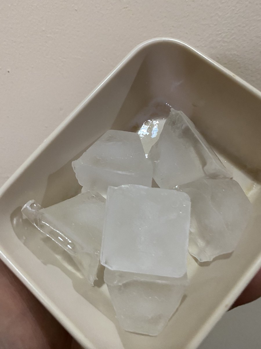niluhhhhhh's tweet photo. Buat yg capek gonta-ganti skincare, tapi komuk masih gitu-gitu aja, nih aku kasih tau rahasianya. My from this to this hanya dengan ES BATU!❄️❄️❄️ https://t.co/PC0xkSVN6w