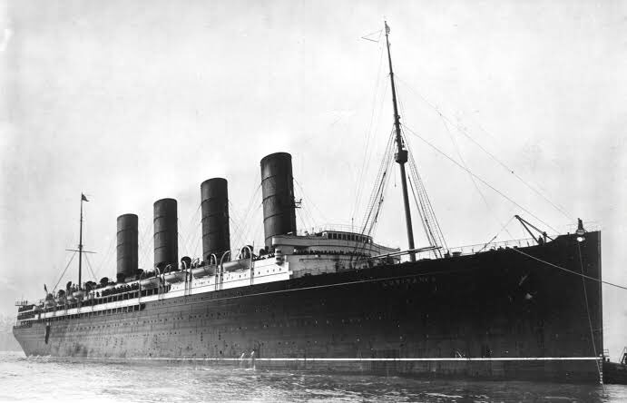 Pada awal abad ke-‘20, perusahaan pelayaran trans-atlantic berlomba-lomba membuat kapal uap raksasa.Dua yang paling terkenal saat itu adalah perusahaan Inggris, White Star Line dan Cunard.Cunard lebih dulu muncul dg kapal2 raksasa berakhiran “ia”. Mauretania, Lusitania dll.