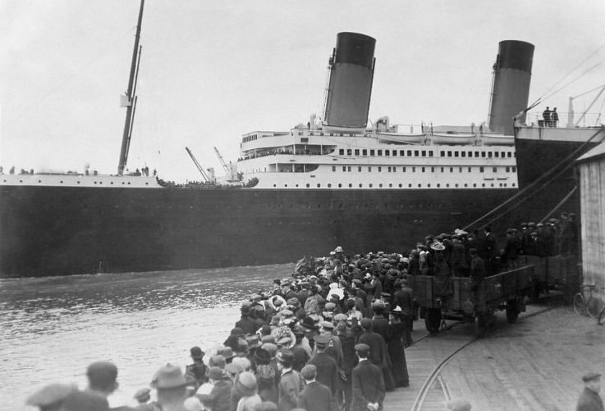 Titanic memang kalah dibanding rivalnya Mauretania.Kecepatan maksimal Titanic hanya 23 knot sedangkan Mauretania pernah mencatat rekor 23,69 knot.Saat itu, dipercaya Titanic berusaha memecahkan rekor itu, sehingga ia “dipaksa” utk terus melaju dg kecepatan penuh oleh pak Bos.