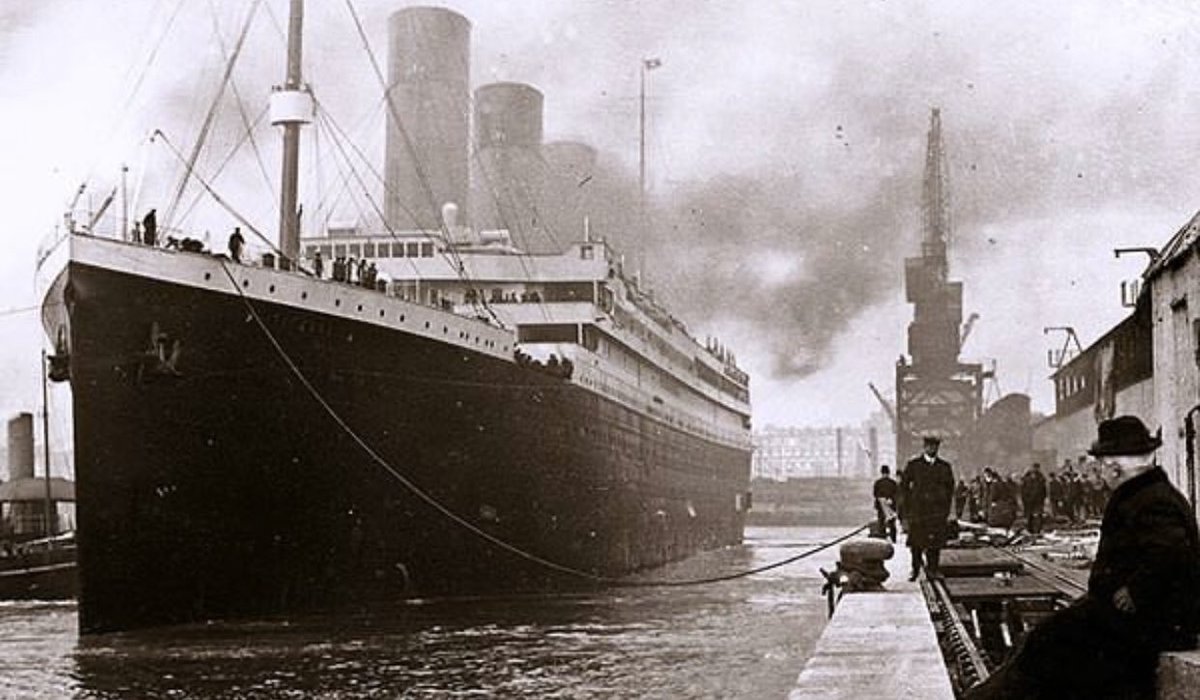 Titanic memang kalah dibanding rivalnya Mauretania.Kecepatan maksimal Titanic hanya 23 knot sedangkan Mauretania pernah mencatat rekor 23,69 knot.Saat itu, dipercaya Titanic berusaha memecahkan rekor itu, sehingga ia “dipaksa” utk terus melaju dg kecepatan penuh oleh pak Bos.