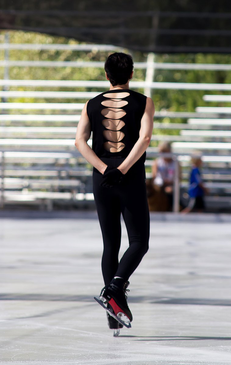 since i'm apparently spiralling and 1500 words into a figure skating loki sequel, here is a thread of fave pics of johnny weir-as-figure-skating-loki