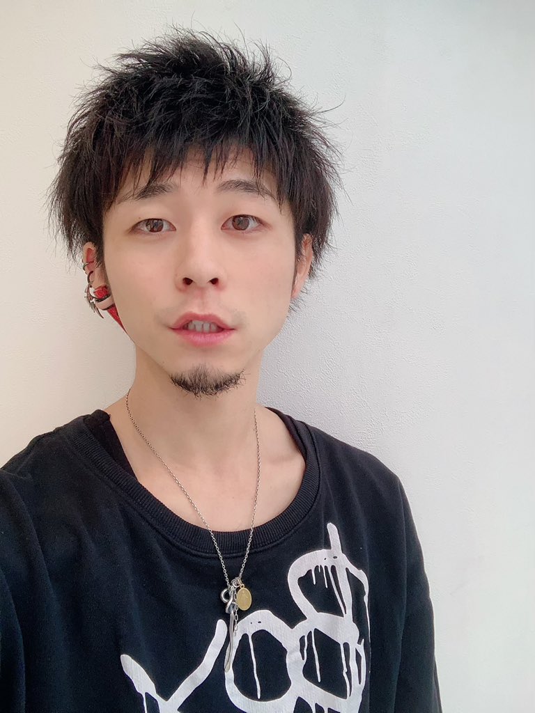 Akros 激盛り先生 成田真輝 お髭さん生やしました 髪短くなりすぎて お客さんに毎回ビビられる Ww これを機にお見知りおきをっ そしてだいぶトラファルガーローさんに近づいてきた 髪切った当初は小学生とか言われてましたけど 多分もう