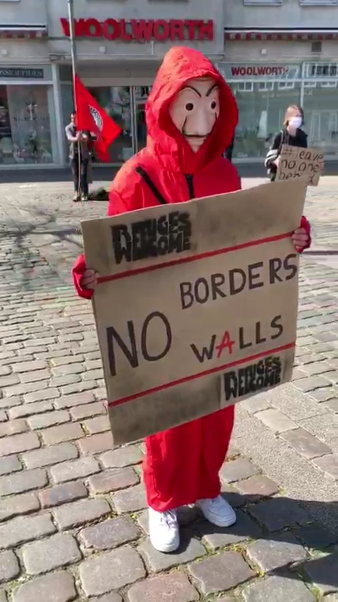 #Neumünster: Aktion gegen die Festung Europa und die rassistische Abschiebepraxis, aber für die Aufnahme von Menschen aus #Moria. Protest miteinander, aber mit solidarischem Abstand zueinander. #wirhabenplatz #casadepapel