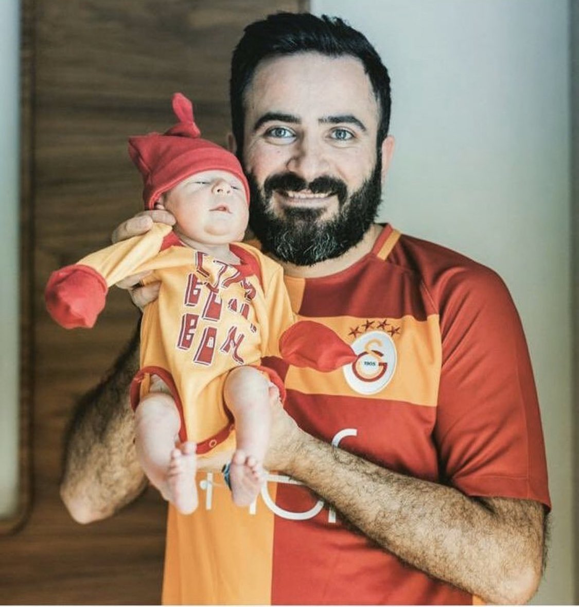 Hepimizin başı sağolsun . #eczismaildurmus halk için eczanesinde hayatı pahasına görevini yaptı ve covid-19 dan vefat etti.