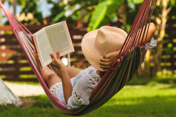 Indulge in a good book this weekend. If the weather is good you can get your vitamin D fix to boost your mood and immune system while reading outside in your garden or at the front of your house. Any recommendations? 📚
