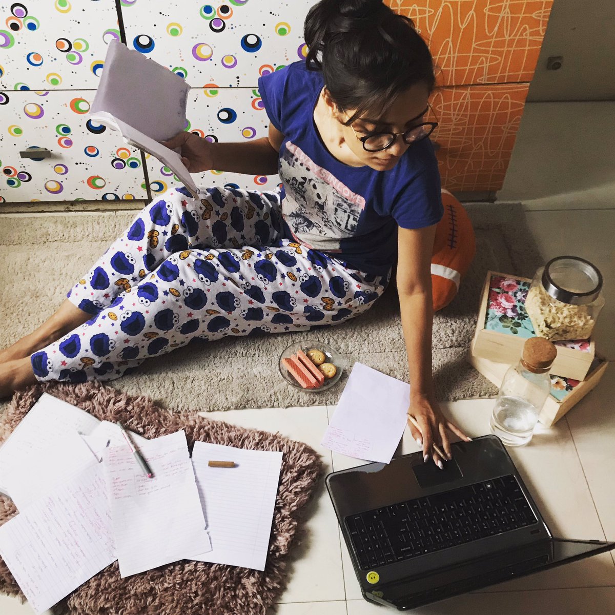 mirchiparima's tweet photo. Dusre angle se bhi work work work but work from home 😅🙈🌶🤪 #StayHome #StaySafe #MirchiSunneWaleStayAtHome https://t.co/q1sRYyGKuy