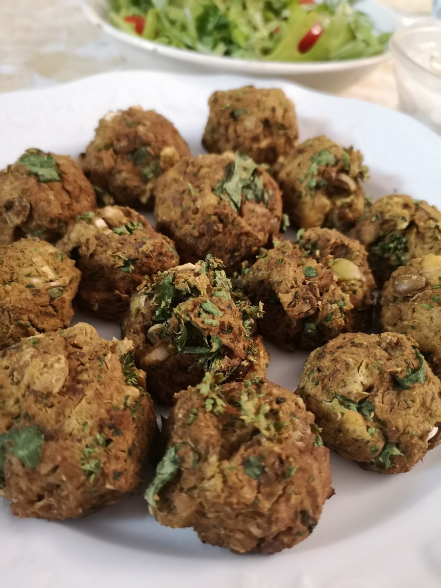 VanmalaVkk's tweet photo. Falafel aux olives &amp; sa sauce yaourt aux herbes et tahini https://t.co/VKQDM2Lffq https://t.co/uMh5YVsTrK