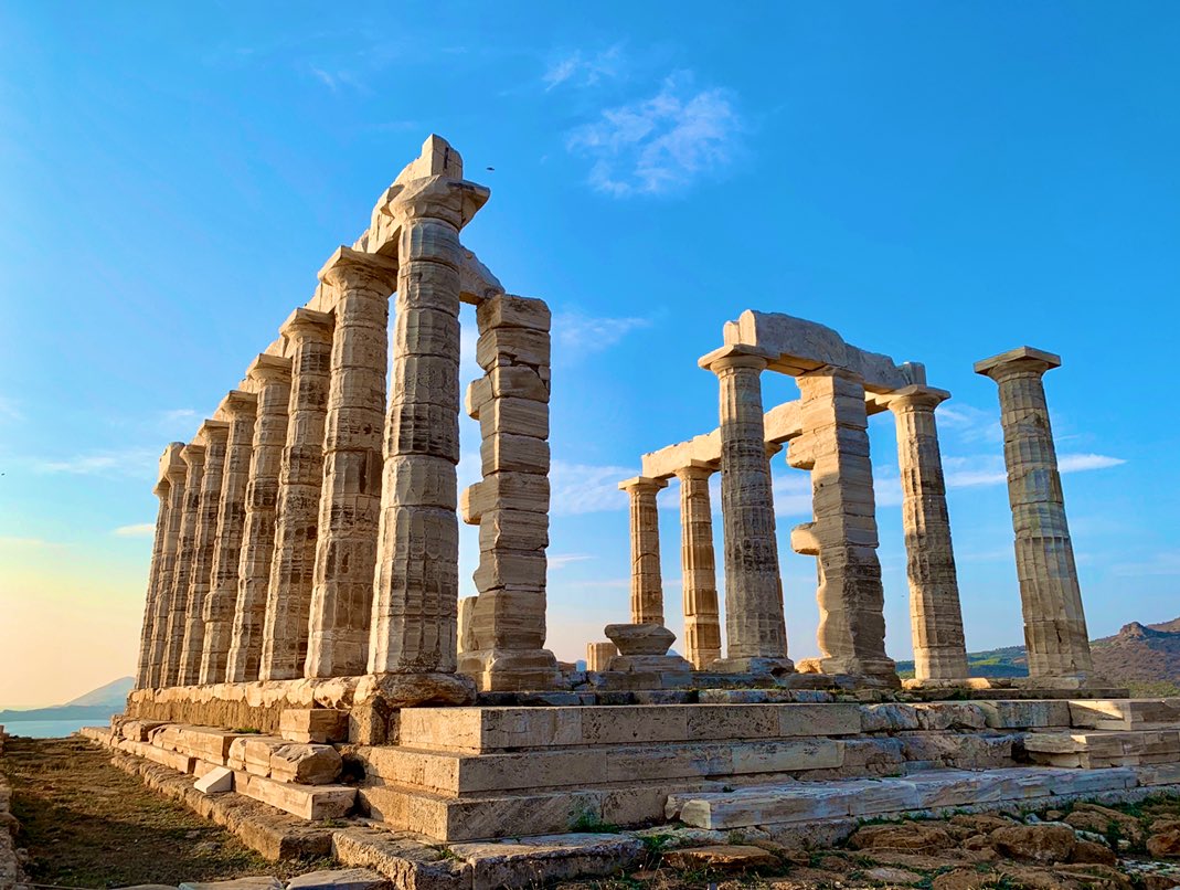 Spring weather means it’s time for another digital day trip from  #Athens! Today’s thread is on the  #archaeology of Cape Sounion, the southernmost point of Attica & a short bus ride away from the city. This a story of Persians, Pausanias, mobile temples & Byron!.. #greece  @ascsa