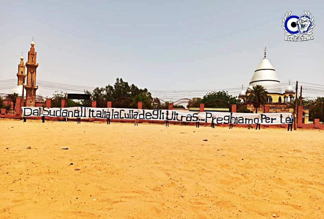 ultrasbl08's tweet photo. رسالتا المجموعة من أمام وزارة الصحة وحوش الخليفة.. 
الأولى لأطباء الوطن (جيشنا الأبيض .. نعلم ما تمرون به .. نحن معكم وحتماً سننتصر). 
الثانية لإيطاليا (Dal Sudan all'italia culla degli Ultras .. Preghiamo per te) (من السودان إلى إيطاليا مهد الألتراس.. ندعو لأجلكم). https://t.co/Hn8ugvFVxO