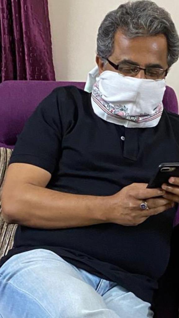 mishranitish's tweet photo. गांवों में गमछा रखना परंपरा और सम्मान का प्रतीक है।आदरणीय PM श्री @narendramodi जी द्वारा मास्क के रूप में गमछे के प्रयोग का सुझाव बिना किसी खर्च के खुद को कोरोना संक्रमण से बचाव का आसान तरीका है @BJP4India @BJP4Bihar
#BihariGamcha
#KeepYourselfProtected #CoverYourFaceStaySafe https://t.co/cDbPAnO2jZ