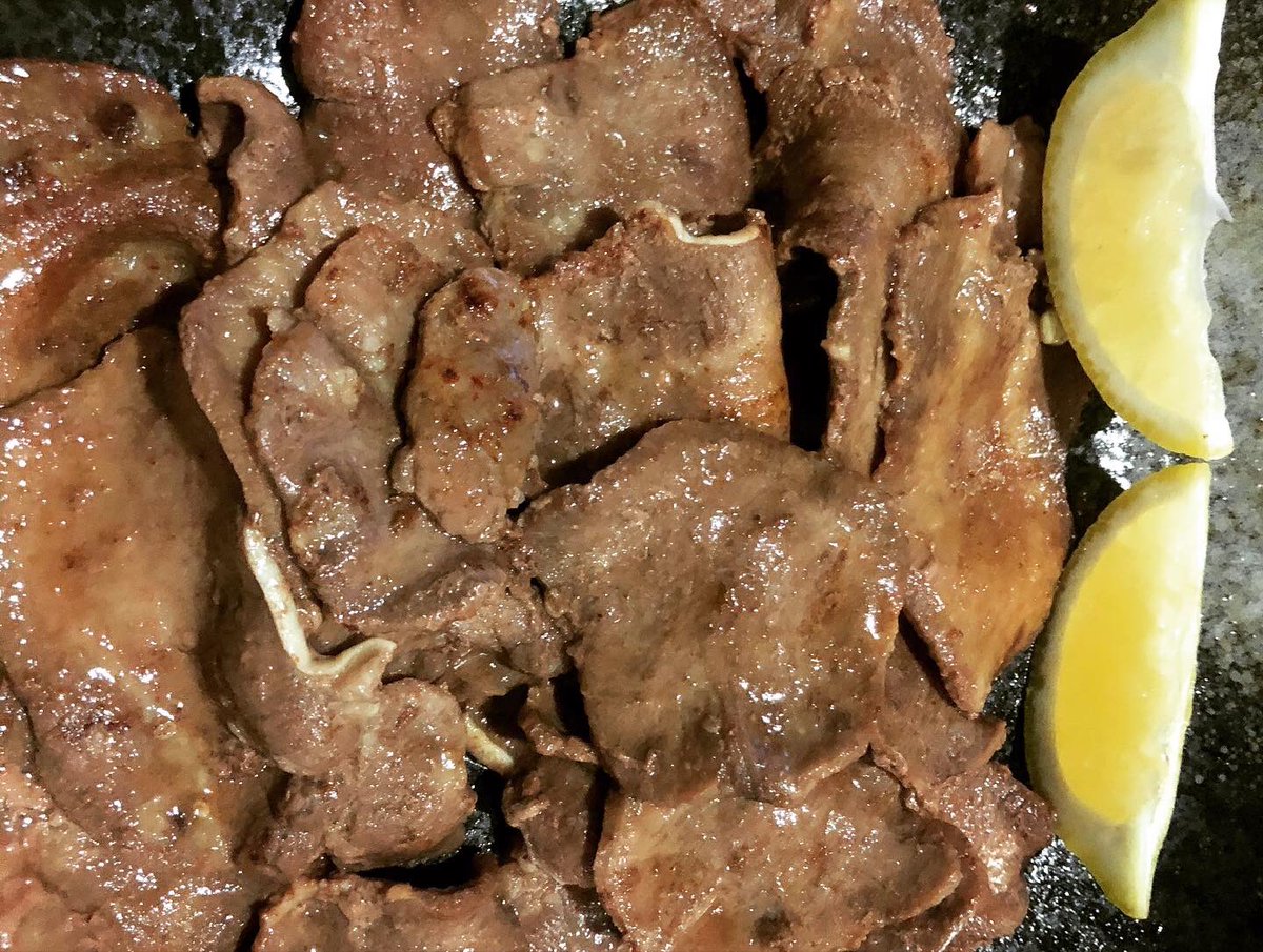 mideax's tweet photo. 本日は滅多に食べない「ビーフ」づくし。
牛タンとスコッチフィレのタタキ。
豪州にいてビーフあまり食べないの、意外と思われるけど、実はオージー、そんなしょっちゅうステーキとか食べません。
#料理好きな人と繋がりたい
#beef
#searedbeef
#beeftongue
#牛のタタキ
#牛タン https://t.co/ynRxIf19LU