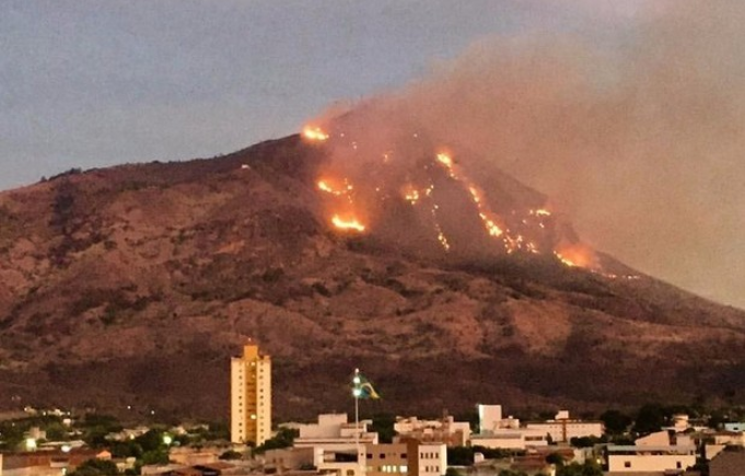 Geve_Depre's tweet photo. Notícias Mundo: Vulcão Krakatoa entra em erupção na madrugada desse sabado https://t.co/fvjejdyLGu