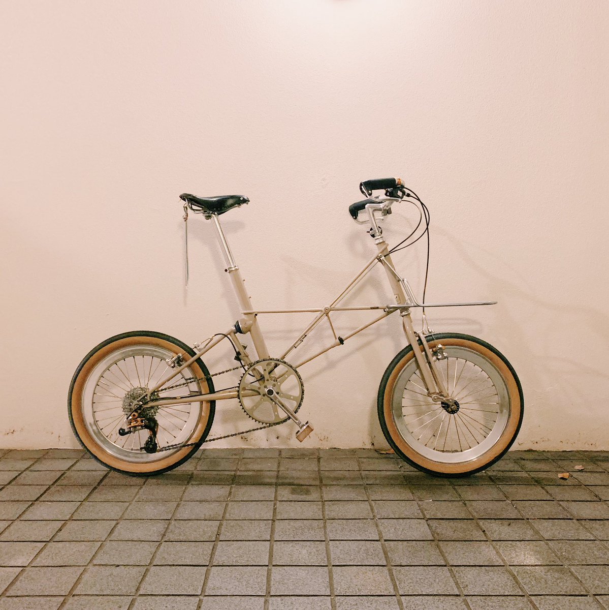 東北事変 久しぶりにピンクブログ時代を彷彿とされるような自転車ツイートで興奮します 笑 私のbromptonも現状シュワルベ ハローのmxr Bmx にしても 長岡亮介 氏は29rのゲイリーといい 太タイヤが好き 四駆好き マウンテン好きが自転車にも現れて 東北事変 久しぶりにピンクブログ時代を彷彿とされるような自転車ツイートで興奮します 笑 私のbromptonも現状シュワルベ ハローのmxr Bmx にしても 長岡亮介 氏は29rのゲイリーといい 太タイヤが好き 四駆好き マウンテン好きが自転車にも現れて