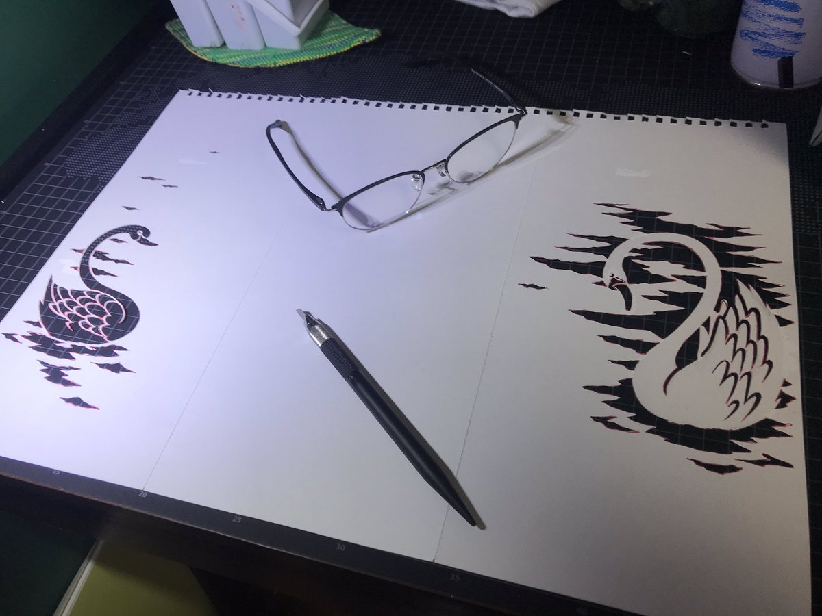 あらい太朗 今日のぽんぽん版画 今日は 白鳥と黒鳥を 作りました 右の絵と左の絵を合わせると 一枚の作品になる様に 工夫してみました 巣篭もりは嫌だけど 何かに打ち込むにはいいかも